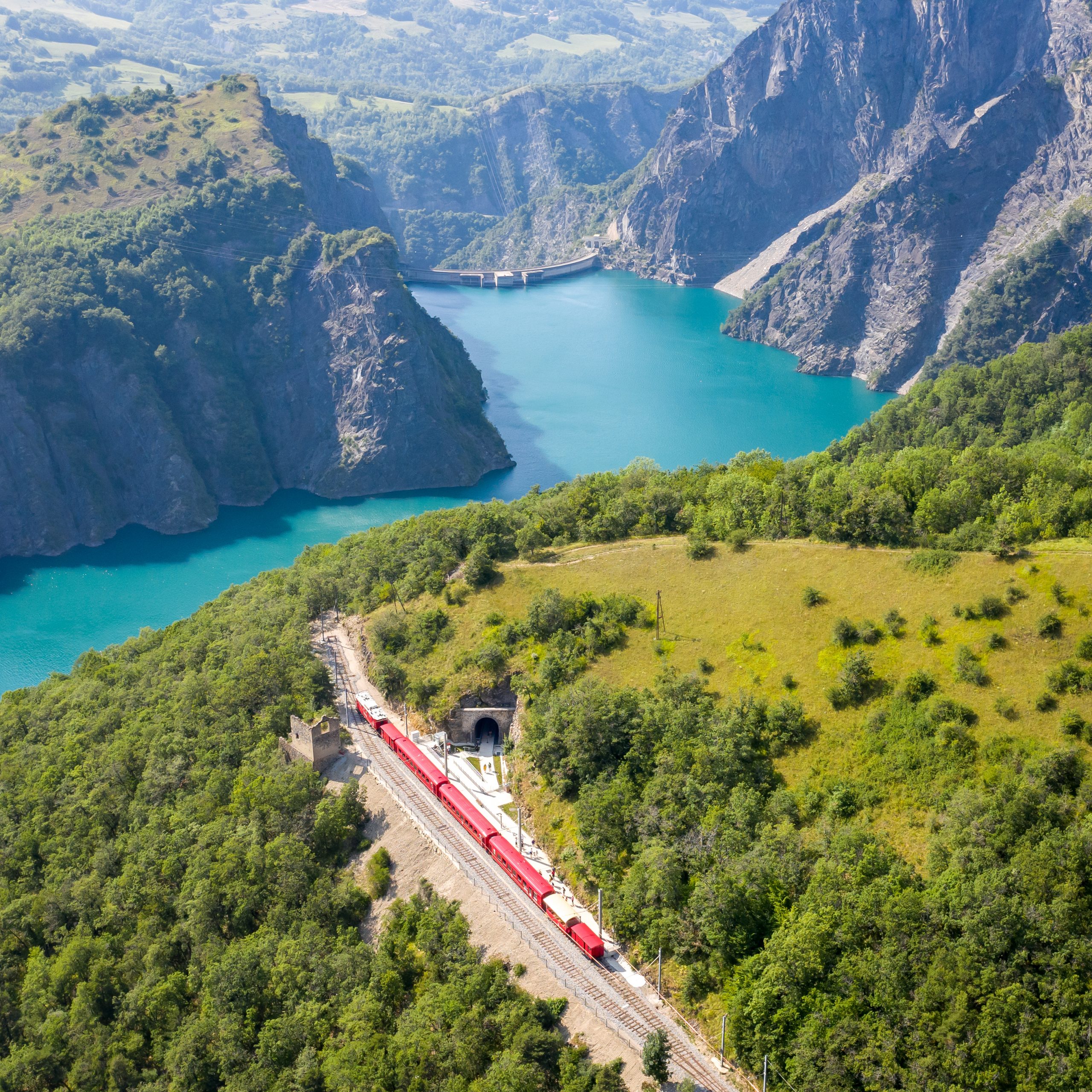 Sommets enneigés et alpages verdoyants au printemps