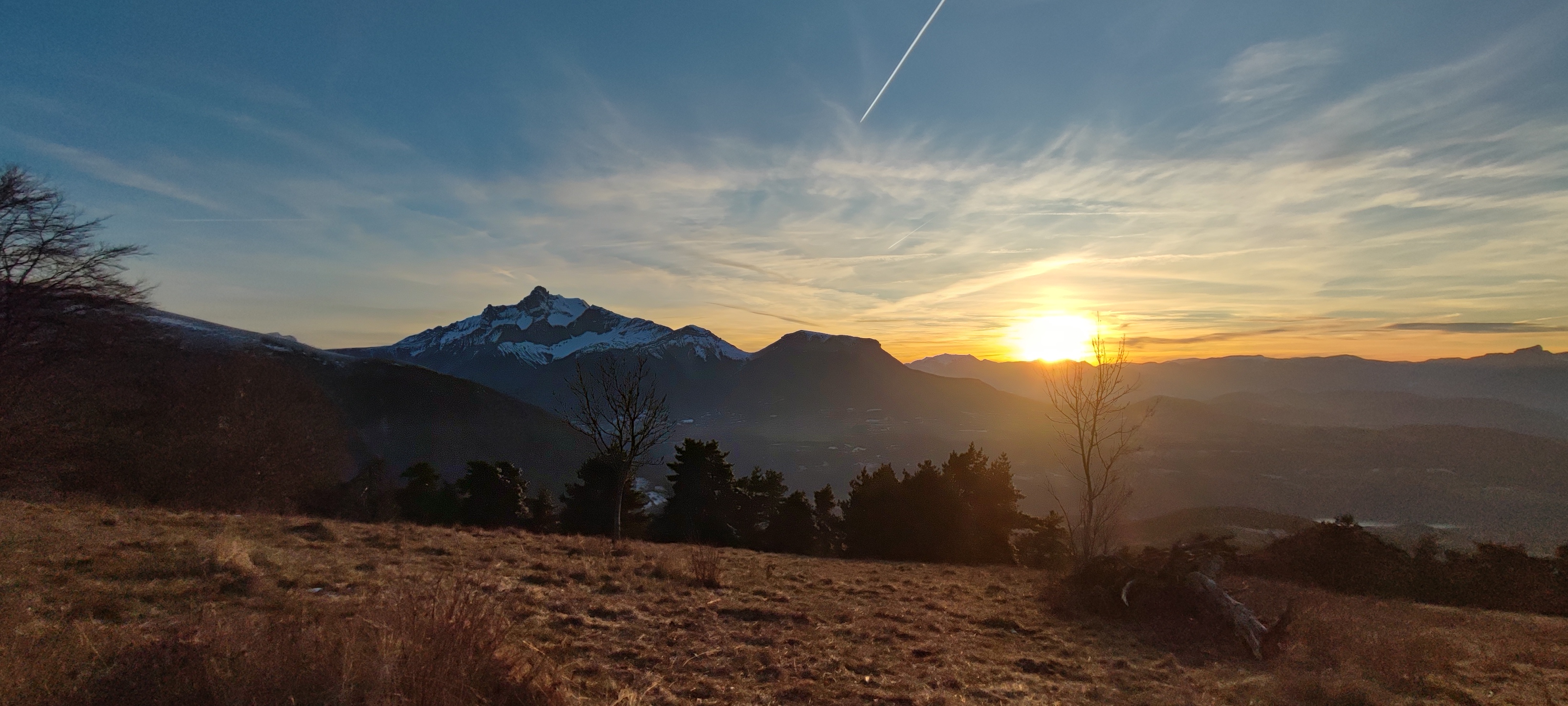 La vallée paisible baignée par les lueurs du soleil couchant