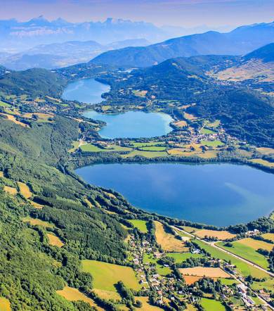 Ponton et barques de location sur le lac de Laffrey