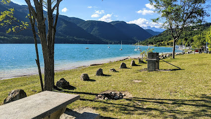 Base nautique et baignade à la plage de Savel