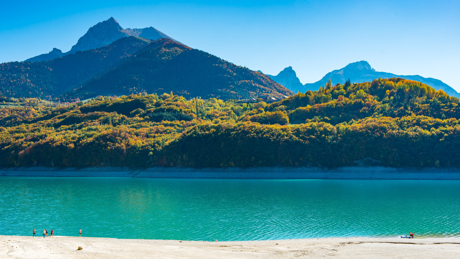 Viaduc et barrage du lac du Sautet entouré de verdure