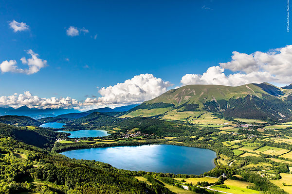 Vue aérienne d'un lac entouré de forêts