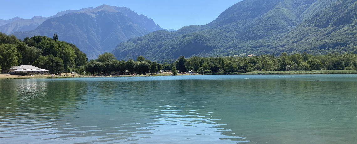 Station de montagne vue sous la neige