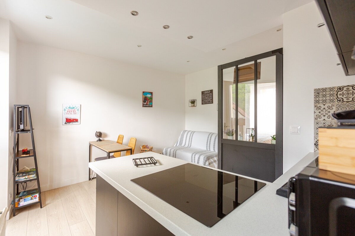 Espace salon canapé blanc et îlot central