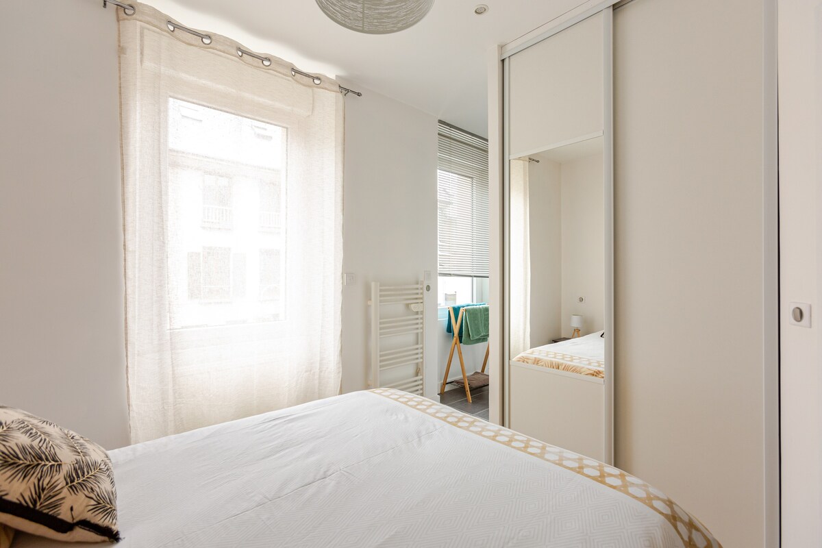 Spacieuse chambre avec lit double et rangements