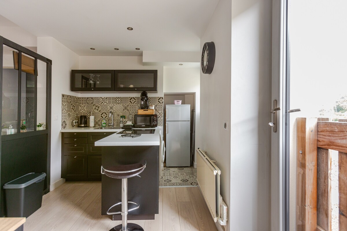 Perspective du couloir vers la cuisine et le salon