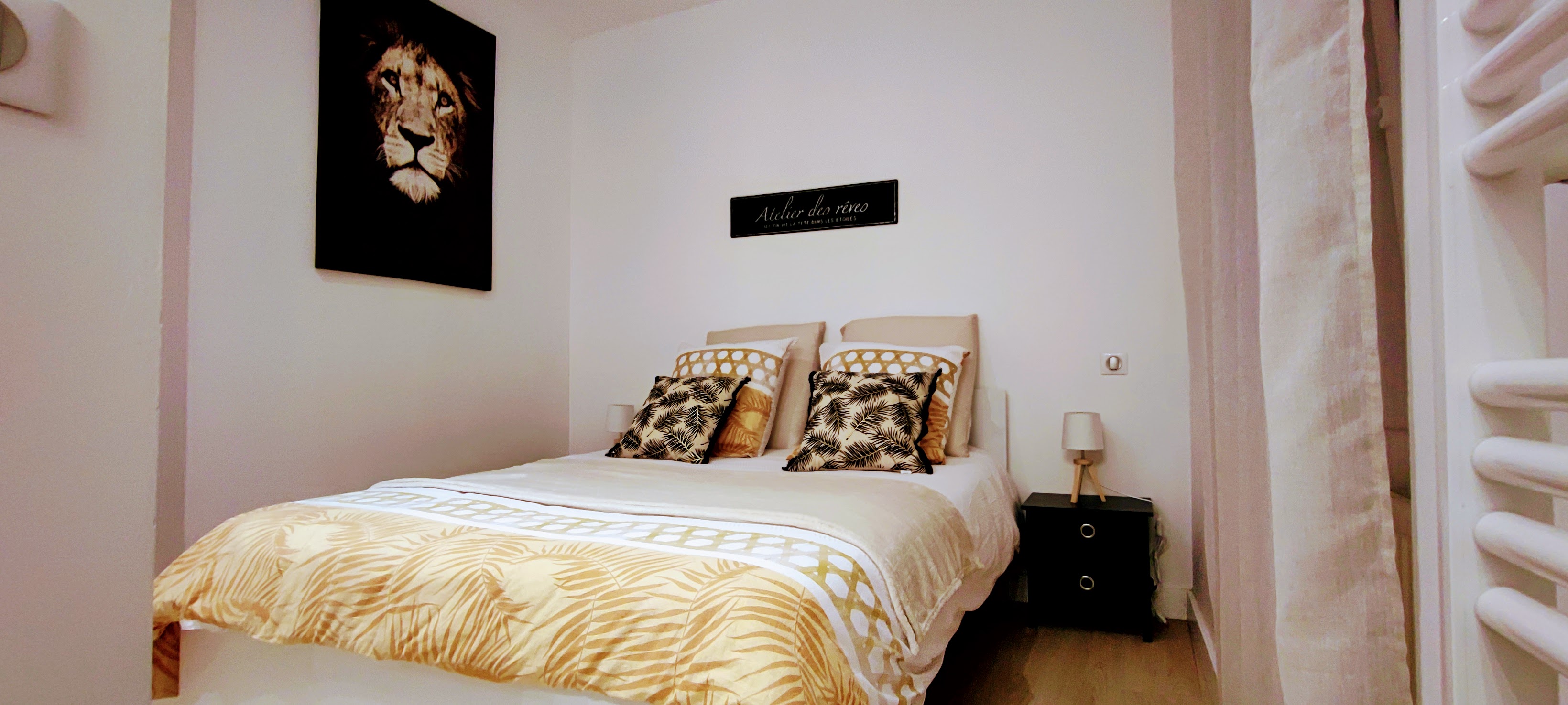 Chambre aux tons de terre avec décoration tableau lion