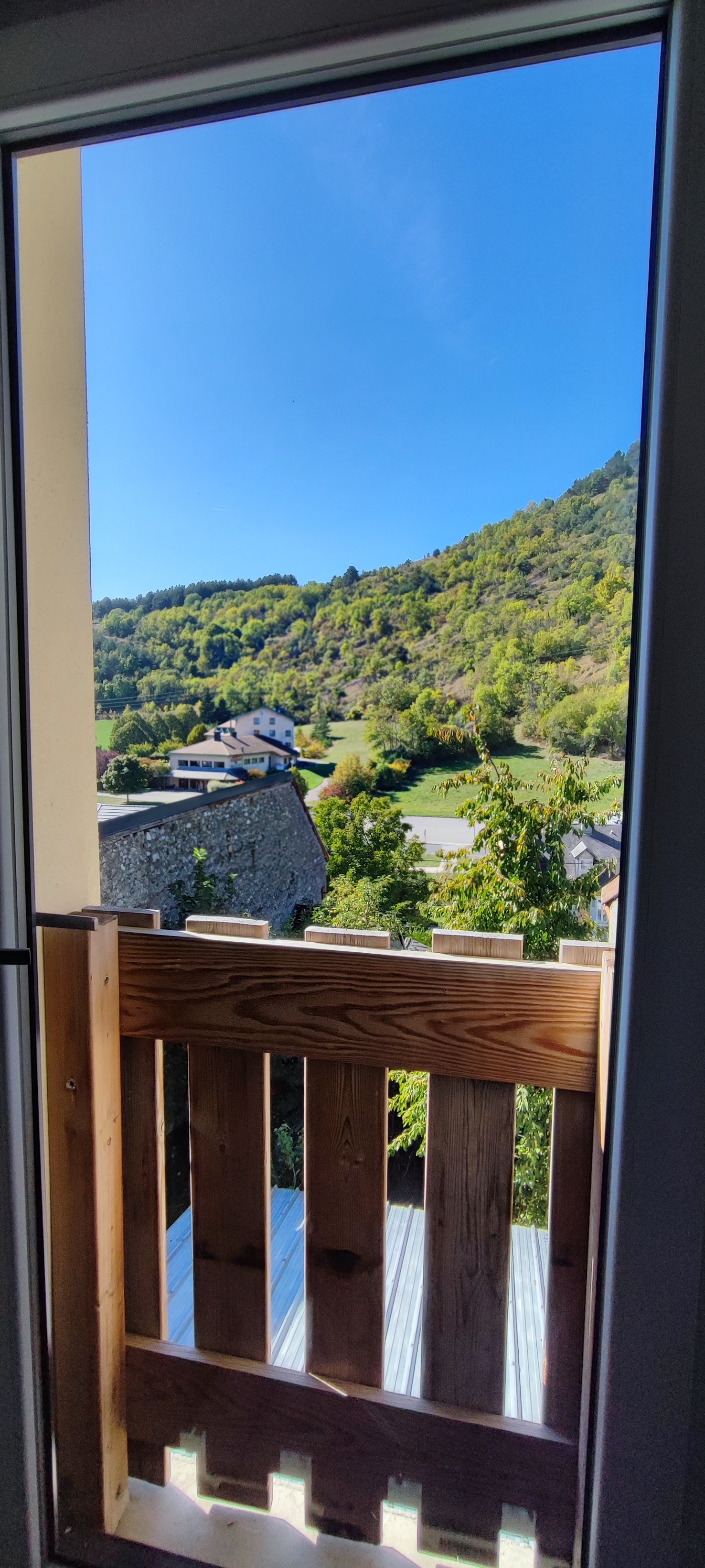 Vue extérieure sur le village de La Mure et ses sommets