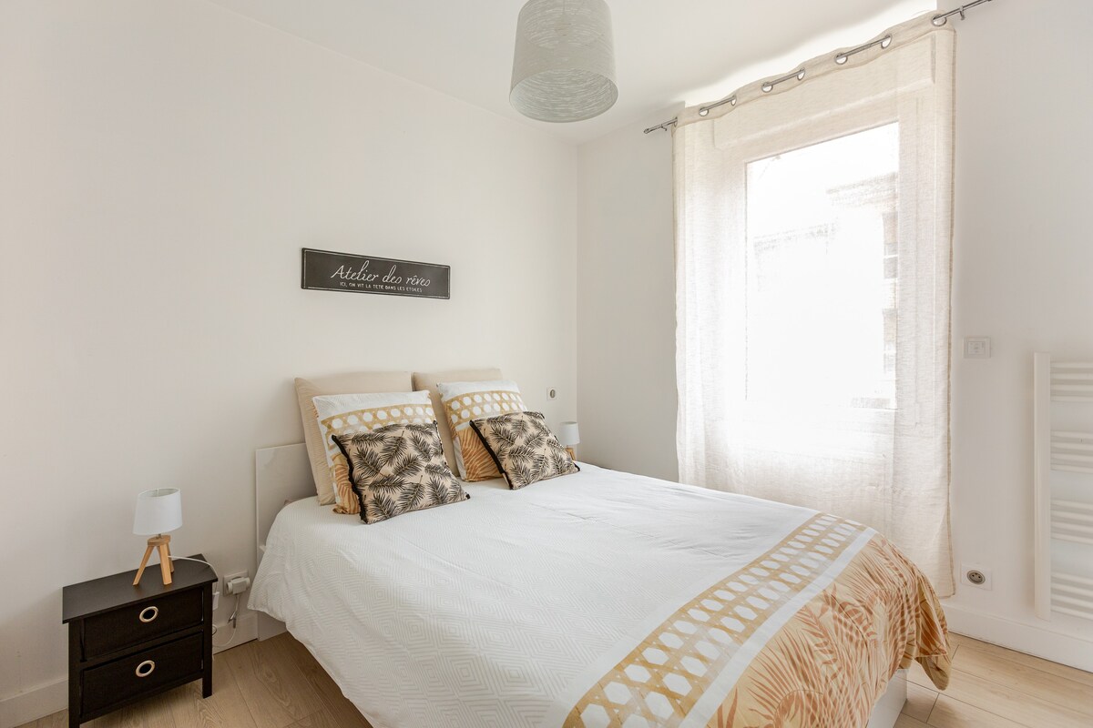 Coin chaleureux de la chambre avec draps colorés