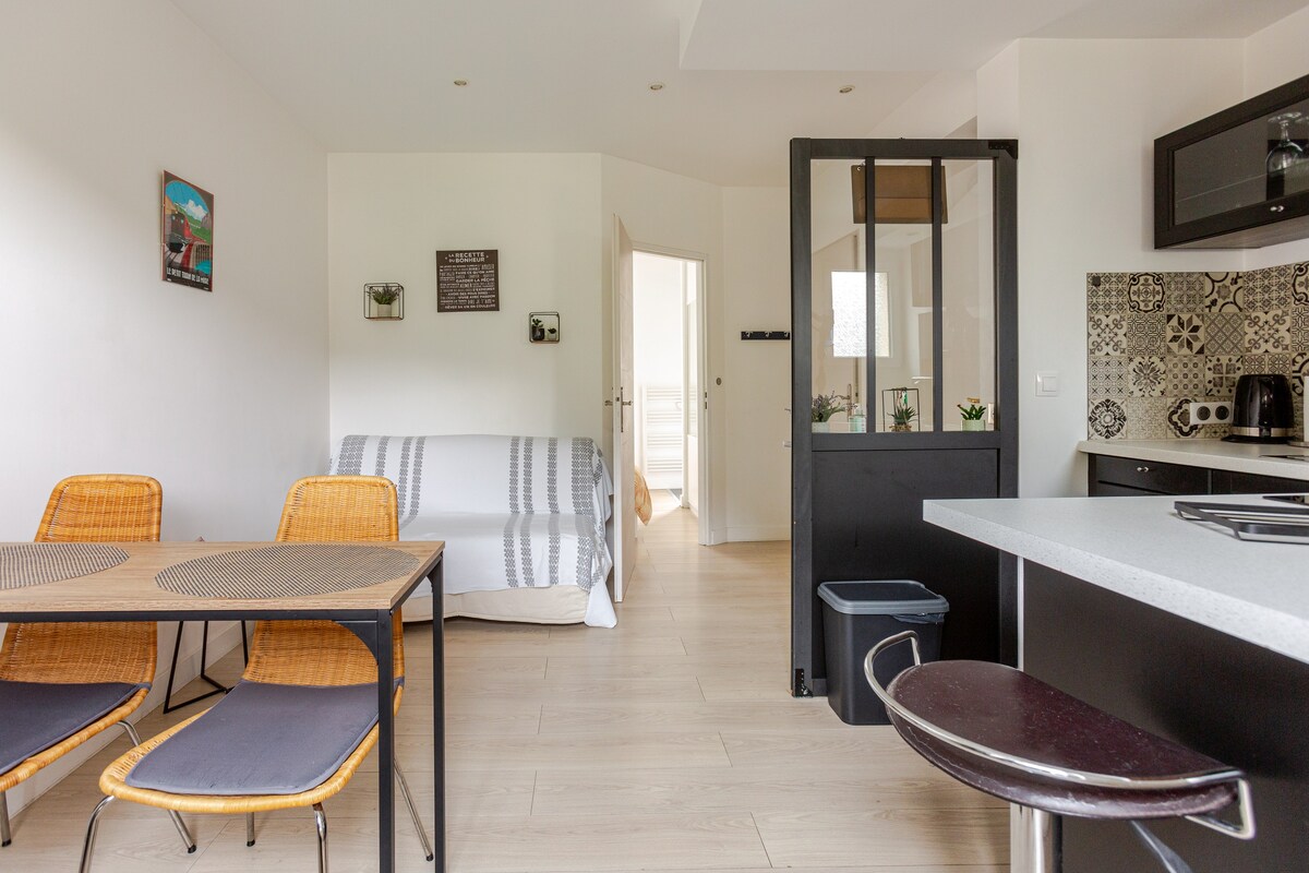 Grand espace salle à manger, vue depuis la fenêtre