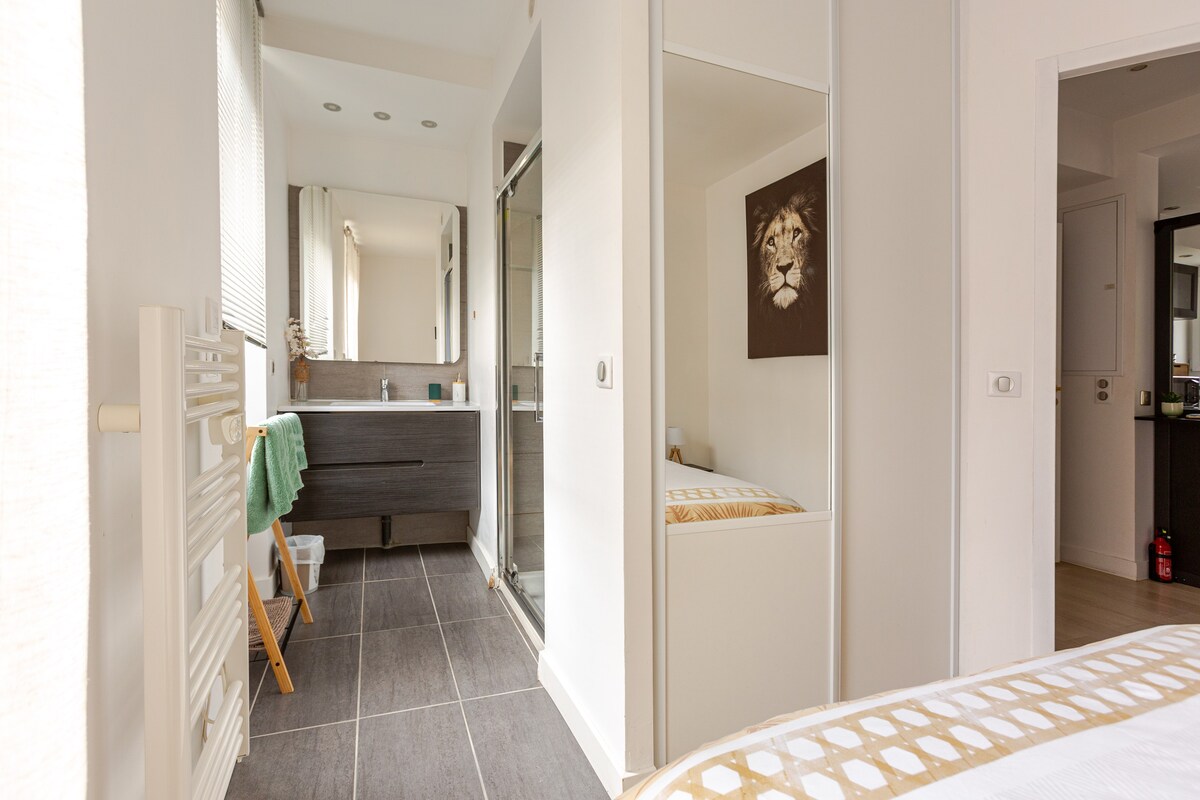 Grand meuble vasque de la salle d'eau en bois clair