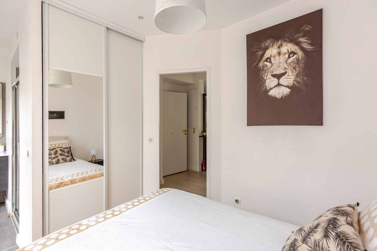 Grand miroir et portes coulissantes de la chambre